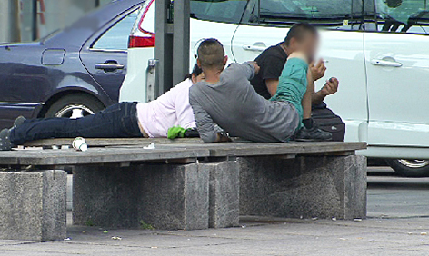 Armut Obdachlose Sitzbänke Hauptbahnhof Südtiroler Platz Bahnhof Asylwerber Migranten