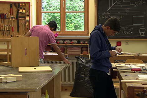 Jugendliche Flüchtlinge in Tischlerwerkstatt bei "Rettet das Kind" in St. Gilgen