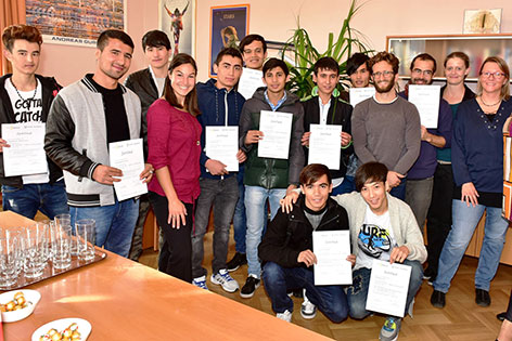 Jugendliche Flüchtlinge mit Abschlusszertifikaten eines Kurses