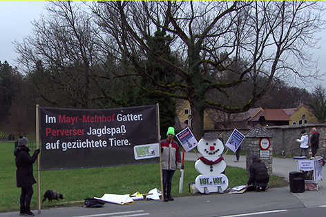 Protest von Tierschützern gegen die Gatterjagd von Max Mayr Melnhof