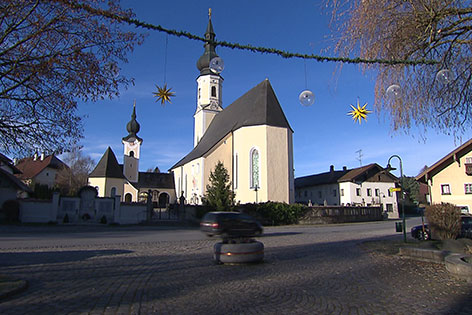 Dorfplatz von Berndorf mit Kirche