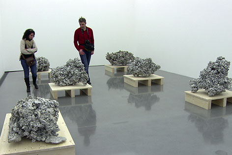 Museumsbesucher mit Aluminiumskulpturen von Jakob Gasteiger