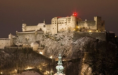 Festung Hohensalzburg über der Salzburger Altstadt im Winter bei Nacht