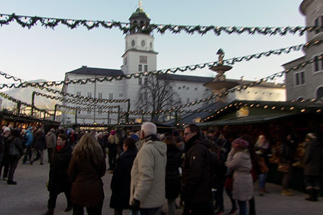 Besucher auf dem Salzburger Christkindlmarkt am Residenzplatz