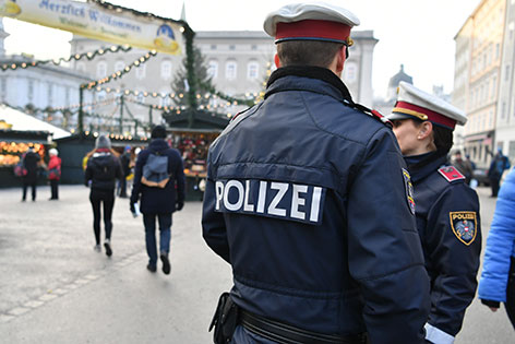 Polizisten am Christkindlmarkt in der Salzburger Altstadt