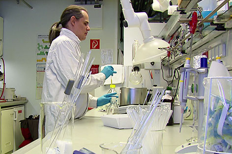 Bernhard Tschulnigg, blinder Chemiker, im Labor