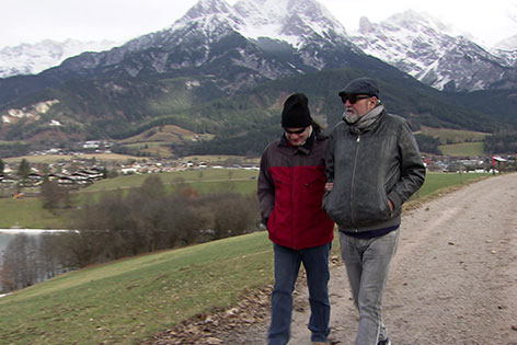 Bernhard Tschulnigg (links) mit seinem Vater Peter Tschulnigg beim Spazierengehen am Ritzensee in Saalfelden