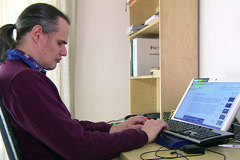 Bernhard Tschulnigg, blinder Chemiker, am Computer