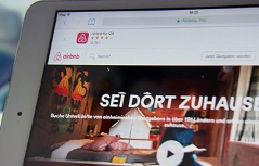 iPad mit Airbnb Webseite