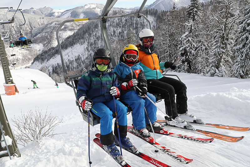 Skifahrer auf dem Sessellift in Gaißau Hintersee