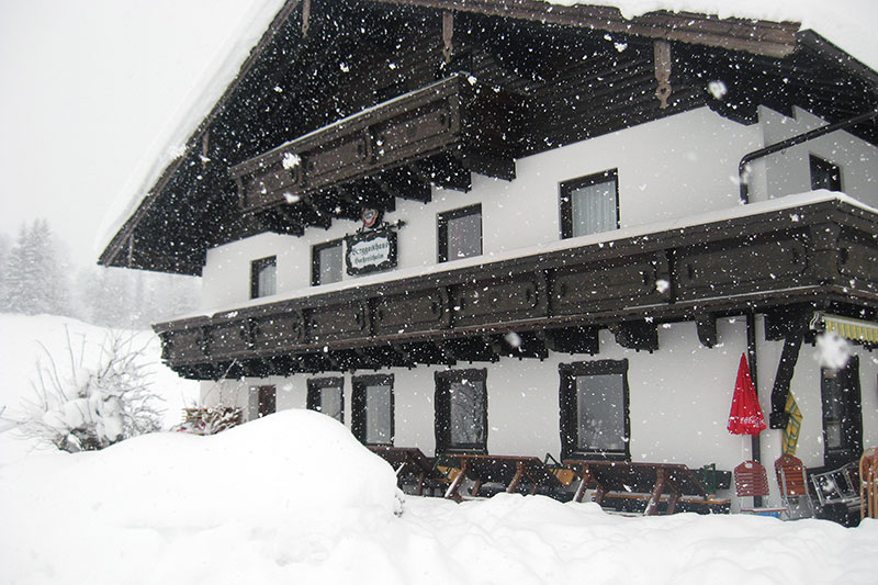 Der Berggasthof Hochreith (Hochreithalm) bei Schneefall im Schnee