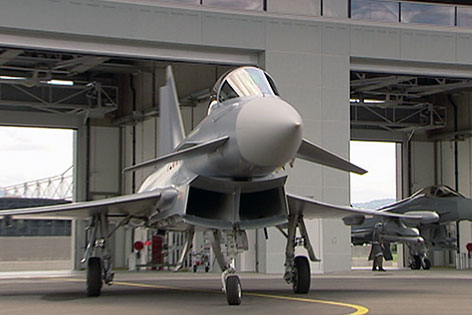 Eurofighter fährt aus Hangar