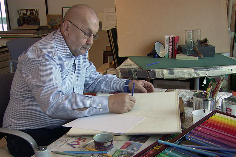 Christof Paulowitz beim Zeichnen in seinem Atelier