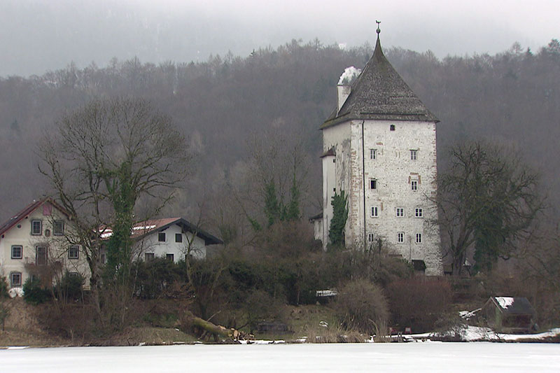 Schloss Thurn und der zugefrorene See in St. Jakob am Thurn im Winter