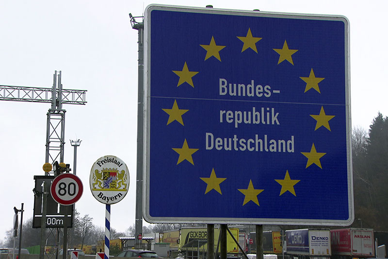 Grenzschilder "Bundesrepublik Deutschland" und "Freistaat Bayern" an der Autobahn Grenze am Walserberg