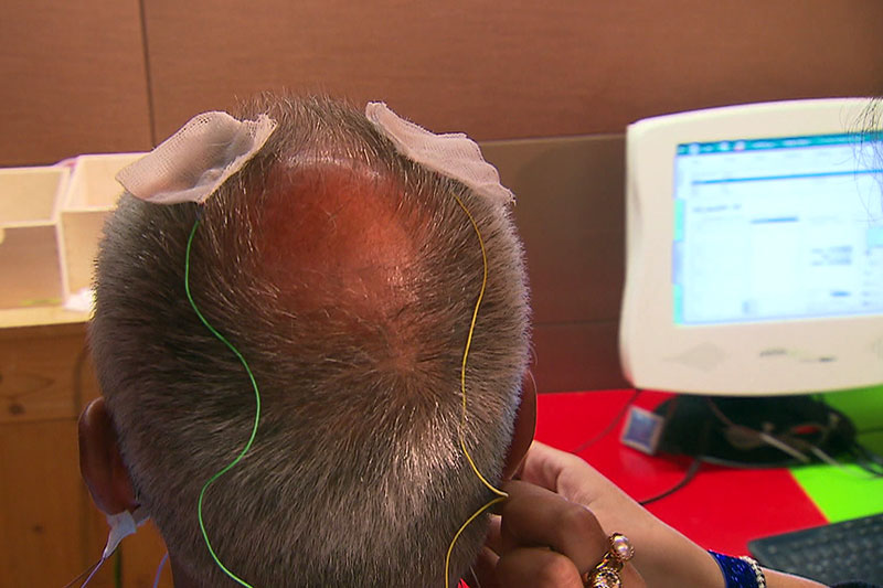 Patient bei Neurofeedback Training mit Elektroden am Kopf