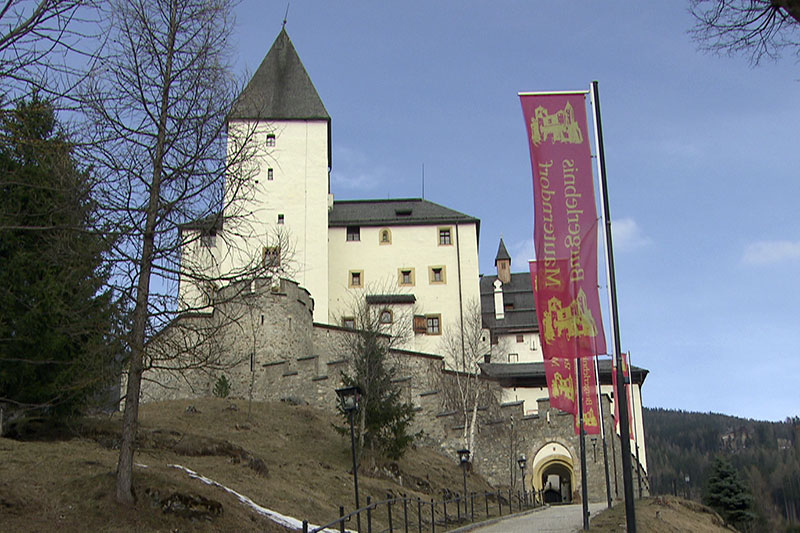 Die Burg Mauterndorf mit wehenden Fahnen