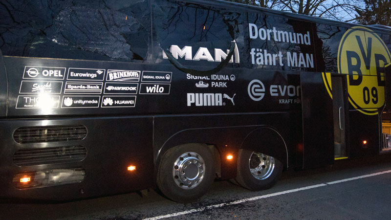 Beschädigter Mannschaftsbus von Borussia Dortmund