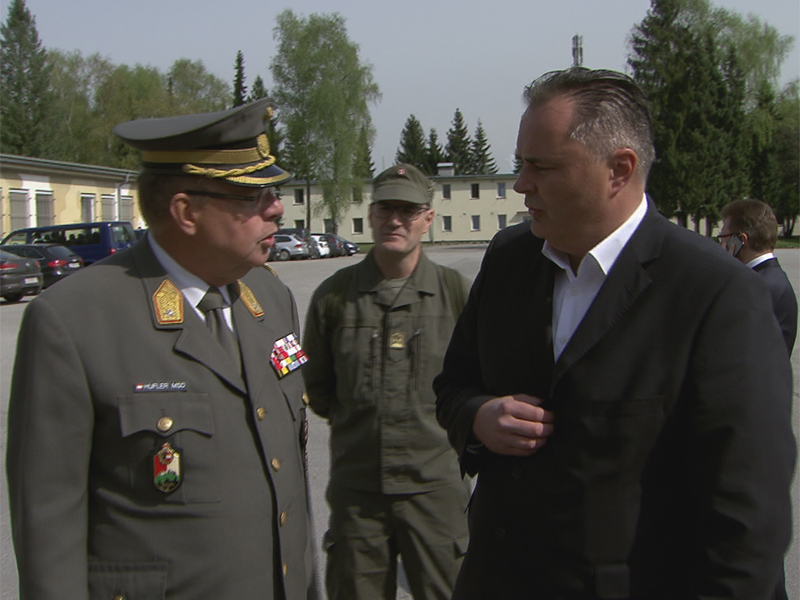 Salzburgs Militärkommandant Heinz Hufler im Gespräch mit Verteidigungsminister Hans Peter Doskozil
