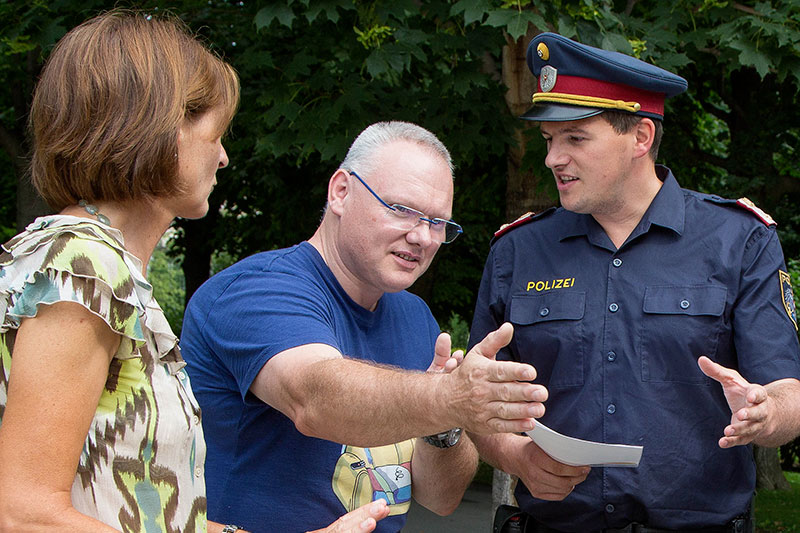 Polizist im Gespräch mit Bürgern