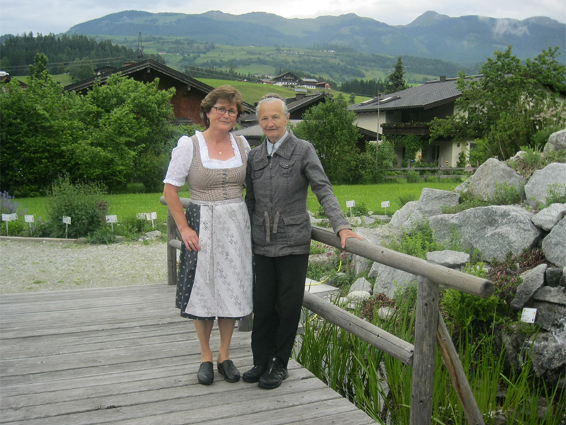 Andrea Rieder (links) und Rosi Kaltenhauser im Hollersbacher Kräutergarten