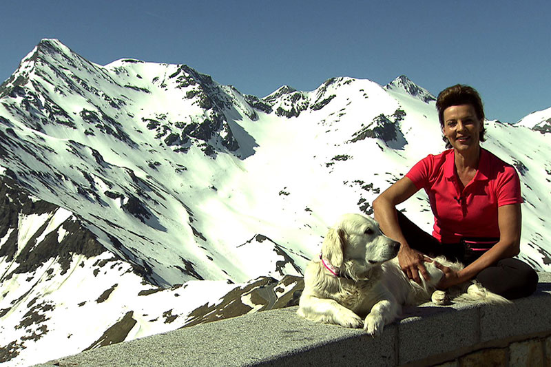 Sabine Petzl mit Hund Susi auf der Edelweißspitze - mit Blick auf den Großglockner