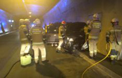 Feuerwehrleute mit Unfallwrack im Katschbergtunnel