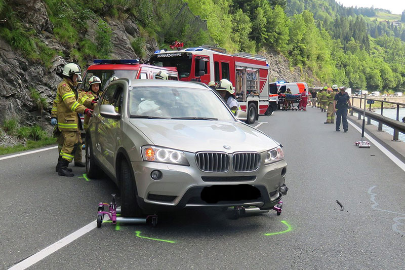Beschädigtes Auto nach Unfall mit Einsatzkräften