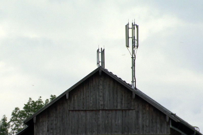 Handymast auf Bauernhofdach