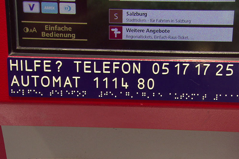 Schild für die Telefonhotline der ÖBB Ticketautomaten
