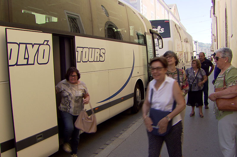 Touristengruppe steigt aus Reisebus aus