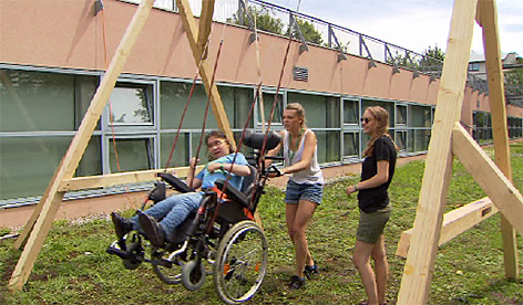 Malteser Sommercamp Rollstuhl Rollstuhlschaukel Behinderte