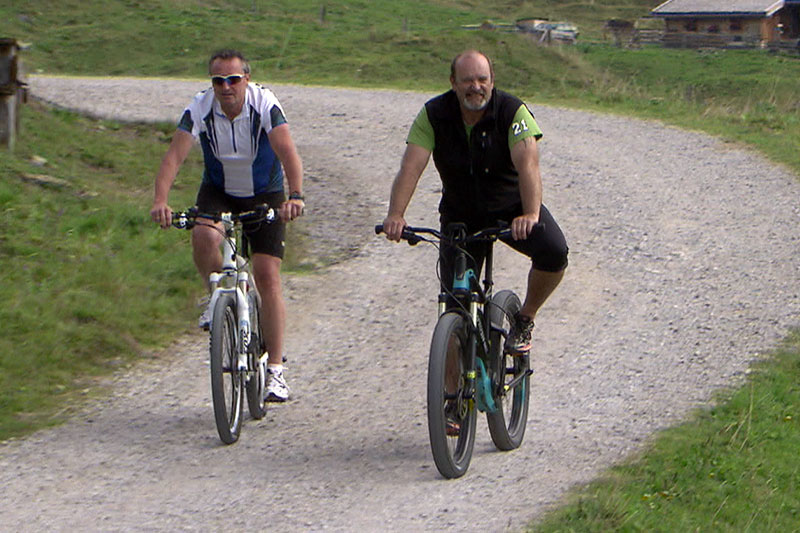 Mountainbiker auf Alm mit Elektrorädern (E Bikes)