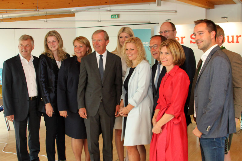 Landeshauptmann Wilfried Haslauer (Mitte) mit den Salzburger Kandidaten für die Nationalratswahl und die Landtagswahl