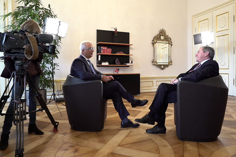ORF-Redakteur Karl Kern und Heinz Schaden bei Interview im Schloss Mirabell