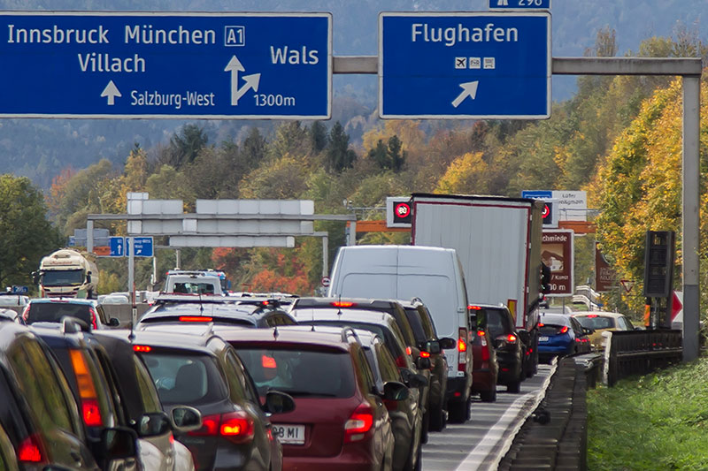 Stau auf der Westautobahn (A1) bei der Abfahrt Salzburg Flughafen