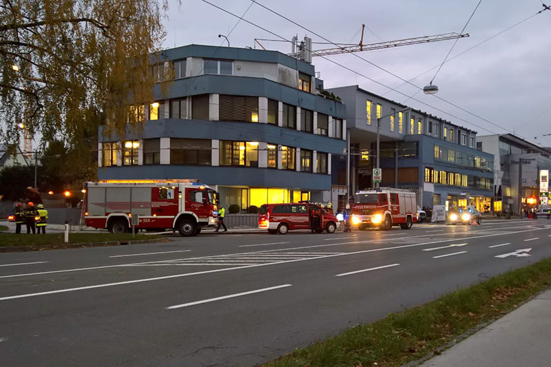 Feuerwehrautos auf der Alpenstraße bei der Salzburg Wohnbau Zentrale
