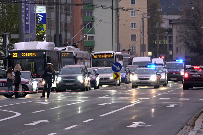 Stau auf der Alpenstraße mit Linienbussen und Polizeiautos