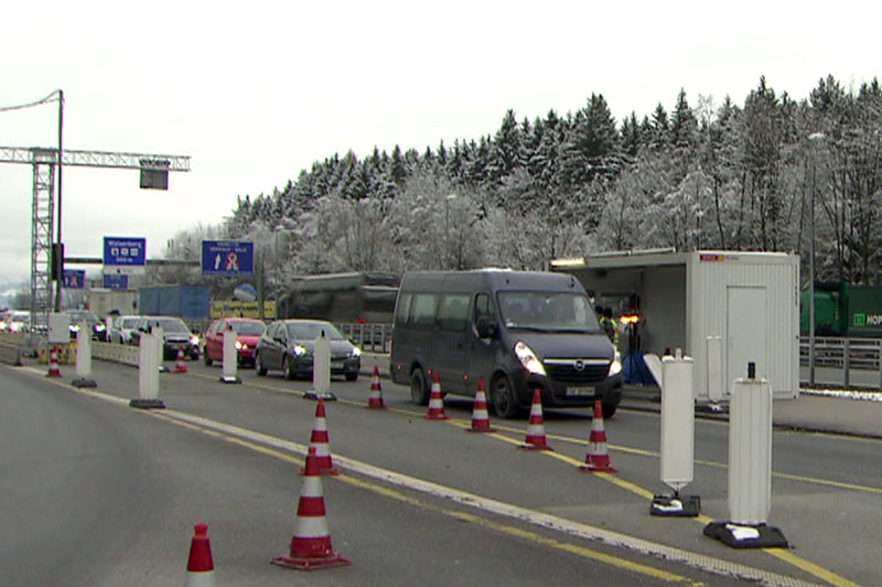 Deutsche Grenzkontrollstelle am Walserberg auf der Autobahn in Richtung München