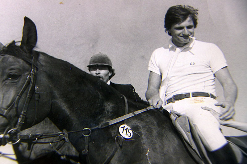 Harald Preuner als junger Springreiter - auf Pferd sitzend