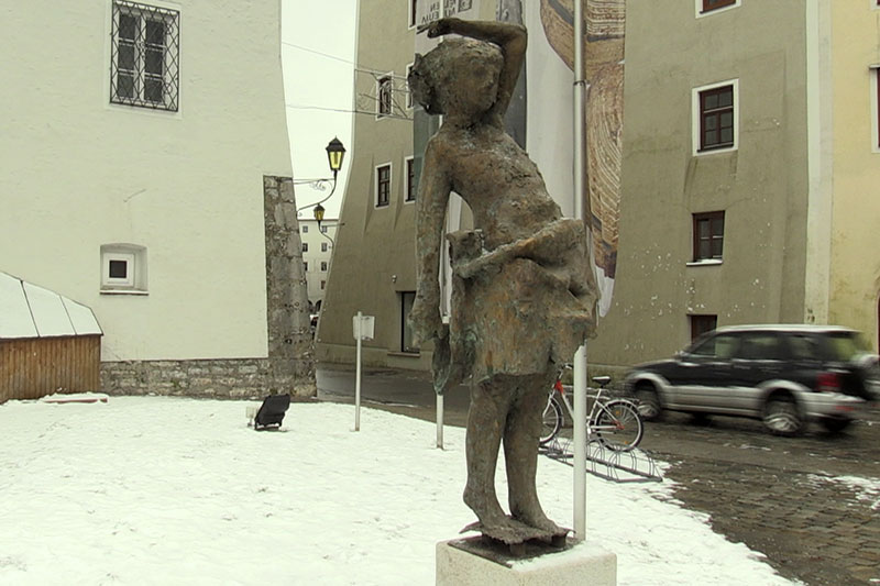 Statue "Mädchen am Brunnen" von Josef Zenzmaier in der Halleiner Altstadt