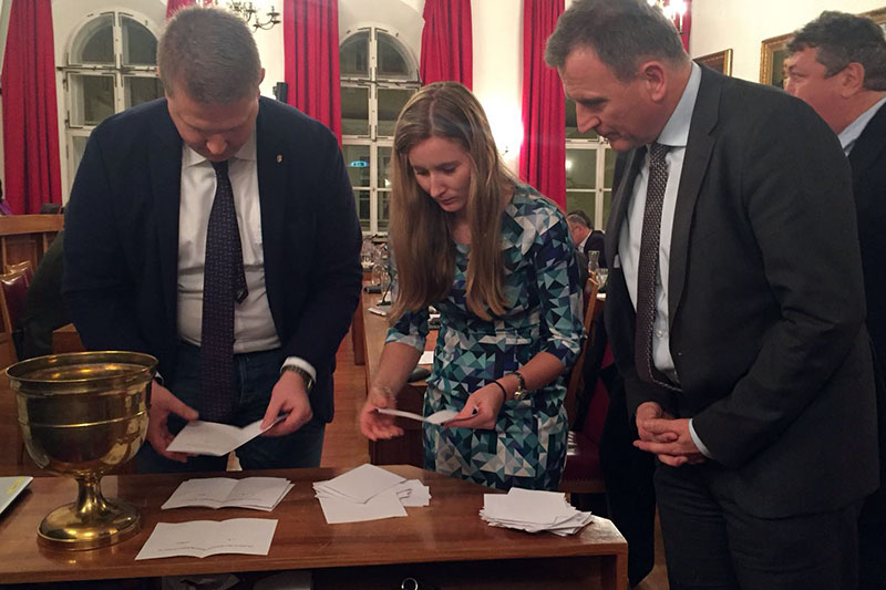 Stimmzettel werden im Salzburger Landtag ausgezählt - nach geheimer Abstimmung