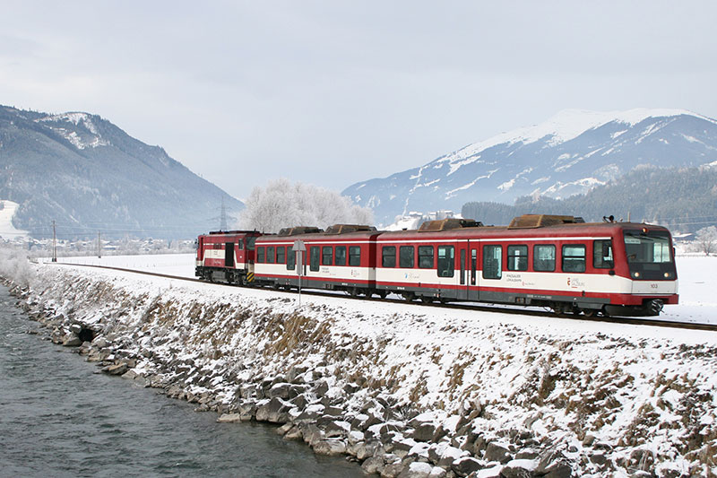 Zuggarnitur der Pinzgauer Lokalbahn auf der Strecke neben der Salzach im Winter