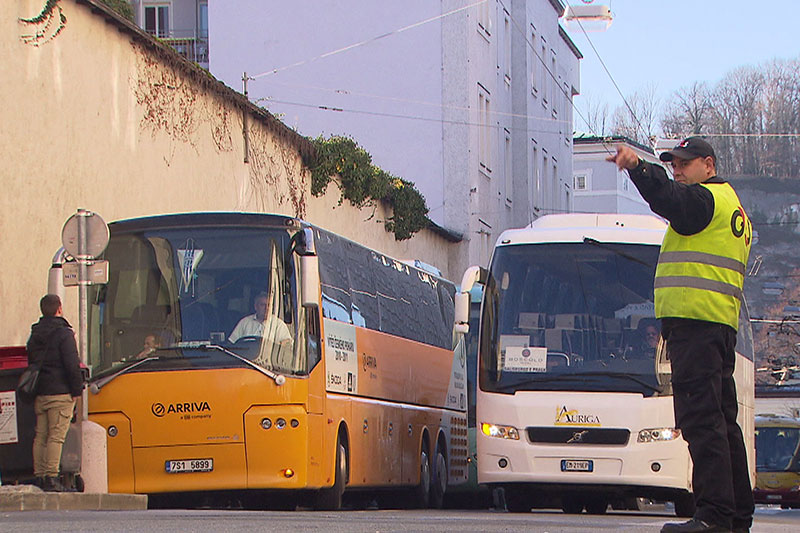 Reisebusse mit Einweiser bei Busterminal Paris Lodron Straße in der Stadt Salzburg