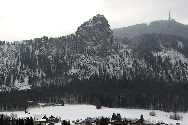 Der verschneite Nockstein bei Koppl Guggenthal mit dem Gaisberg samt ORF Sender im Hintergrund