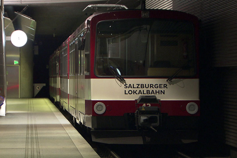 Garnitur der Salzburger Lokalbahn in der unterirdischen Endstation beim Salzburger Hauptbahnhof