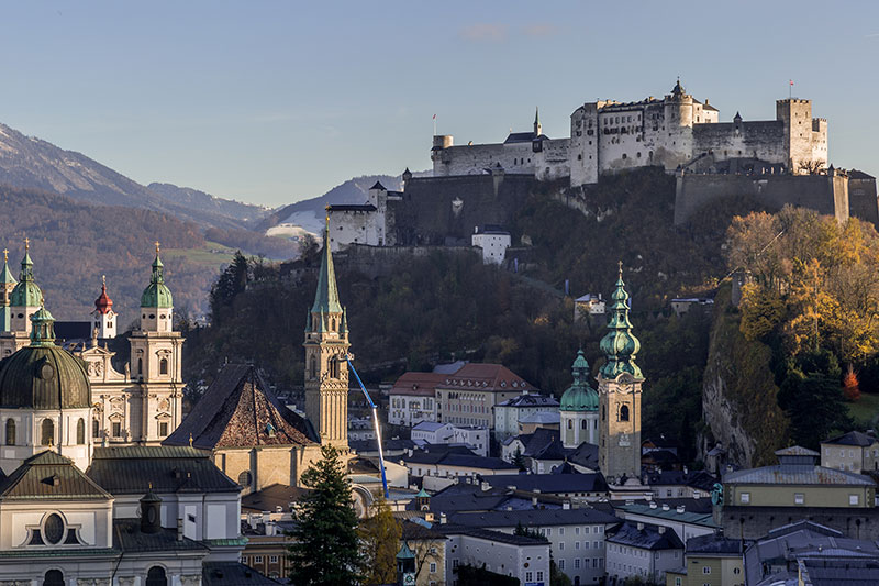 Blick auf Festung und Salzburger Altstadt im Spätherbst