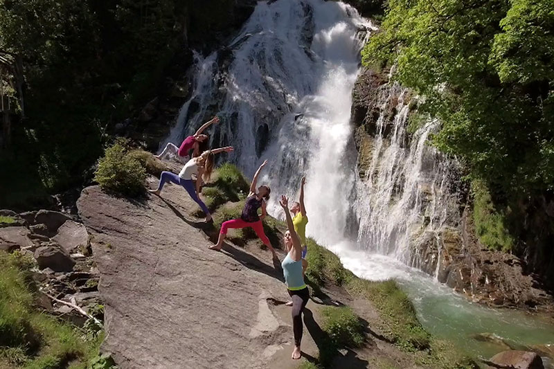 Yogakurs vor Wasserfall in Gastein