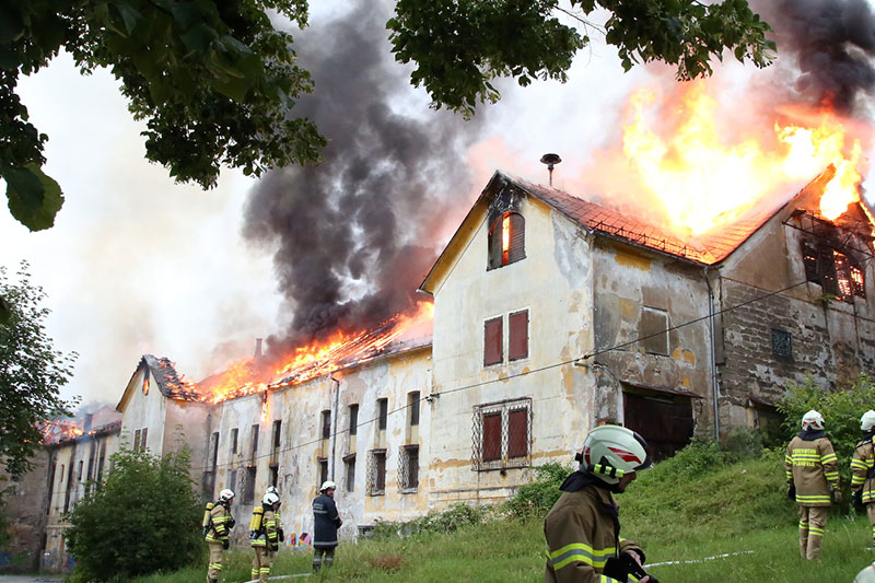Brennendes Brauereigebäude in Koppl Guggenthal mit Feuerwehrleuten