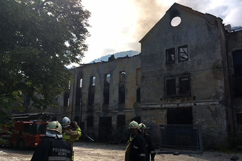 Ausgebrannte Ruine des Brauerei in Koppl-Guggenthal nach dem Großbrand mit Feuerwehrleuten